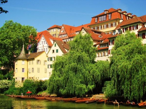 Abfahrt Hölderlinturm nur 150 m von der Neckarbrücke entfernt